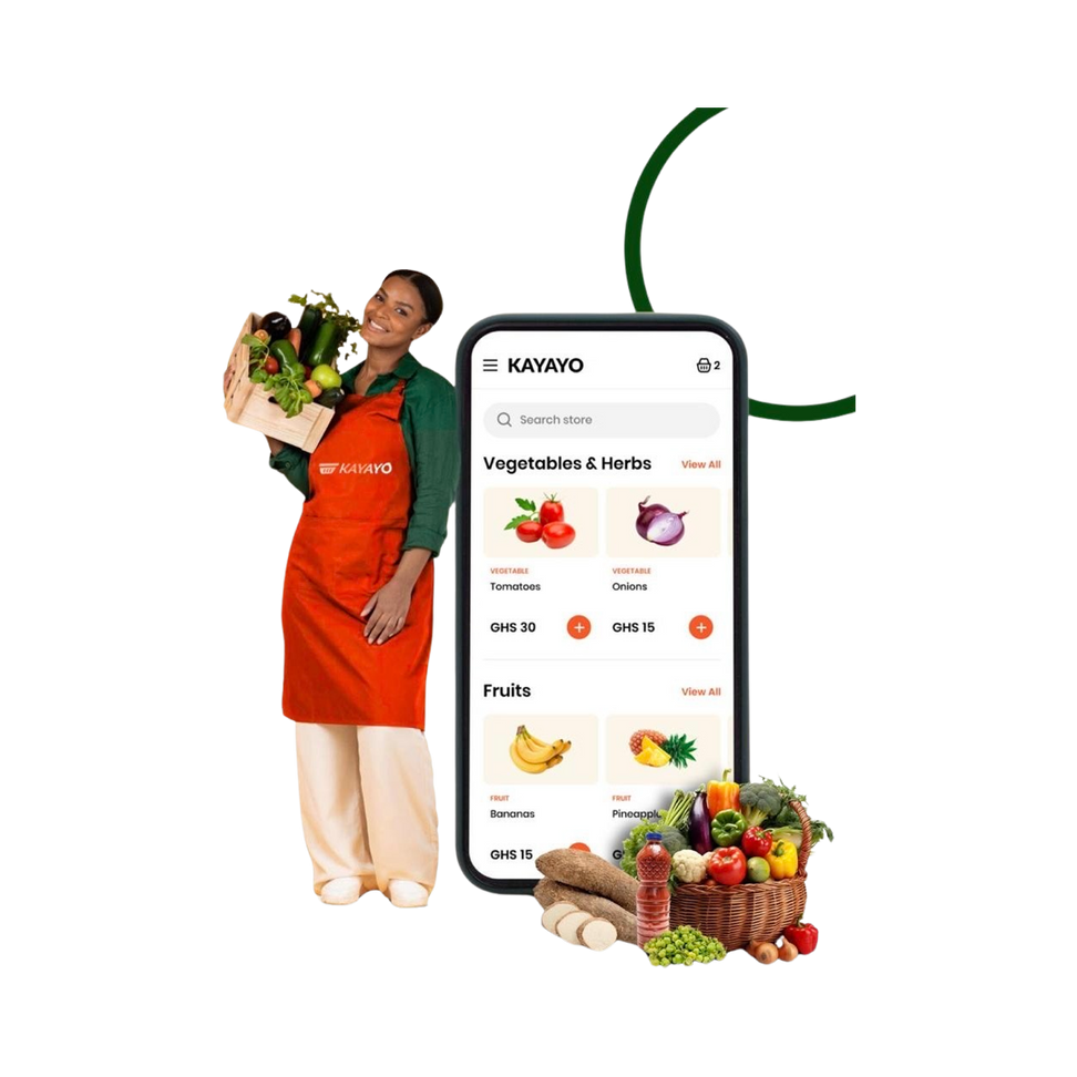 Smiling Kayayo employee wearing a Kayayo apron and carrying groceries and standing next to a mobile device showcasing the Kayayo app